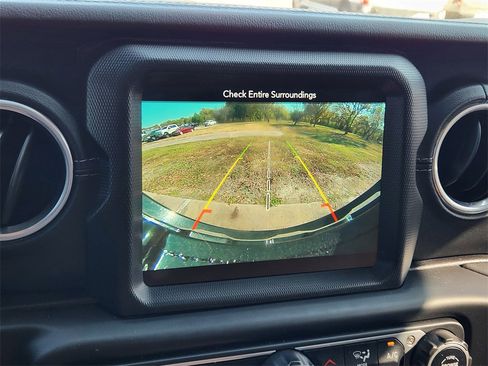 Used 2018 Jeep Wrangler Unlimited Sahara image 17