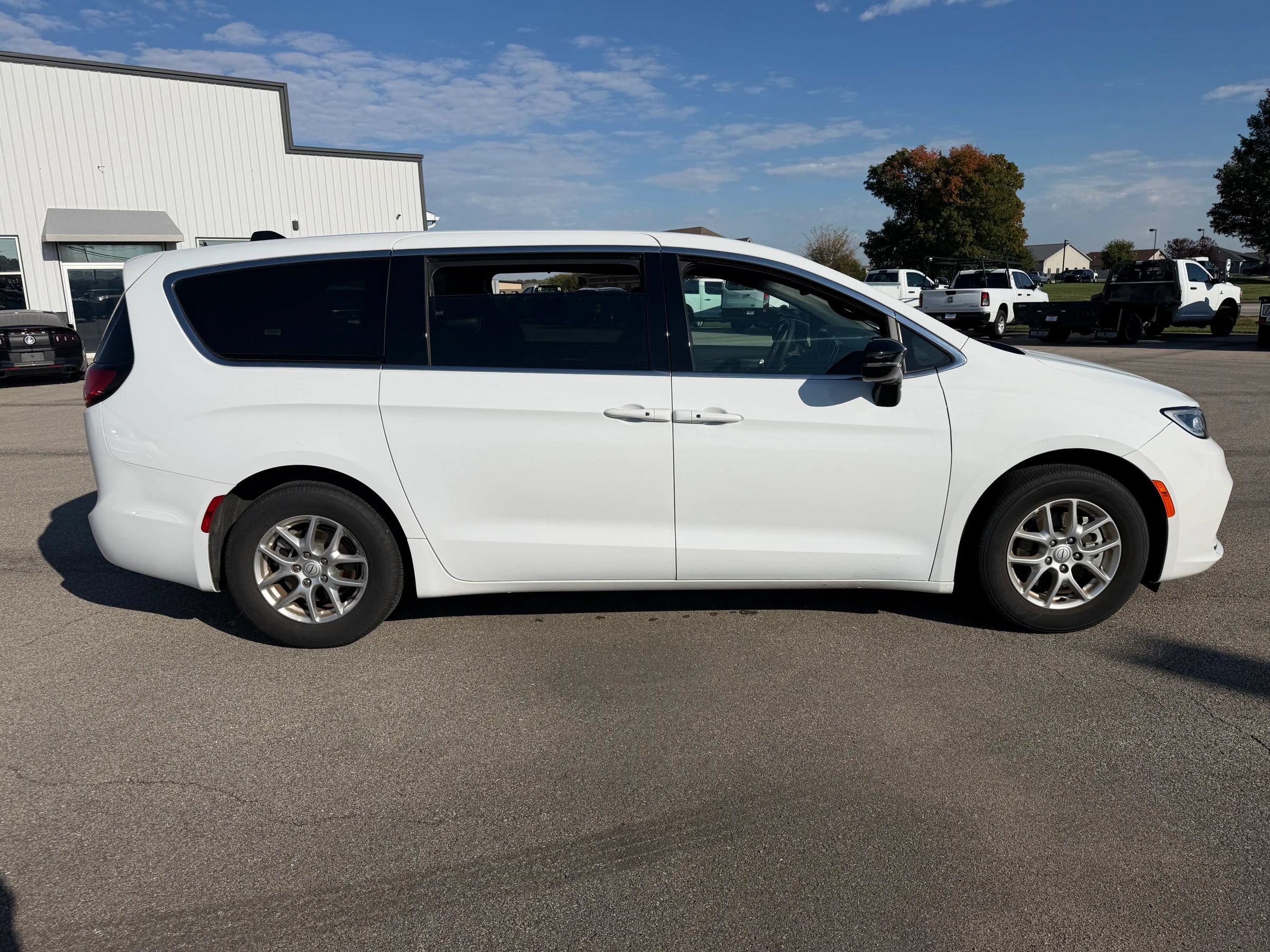 Used 2026 Chrysler Pacifica Select FWD image 4