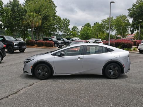 Used 2025 Toyota Prius LE FWD image 2
