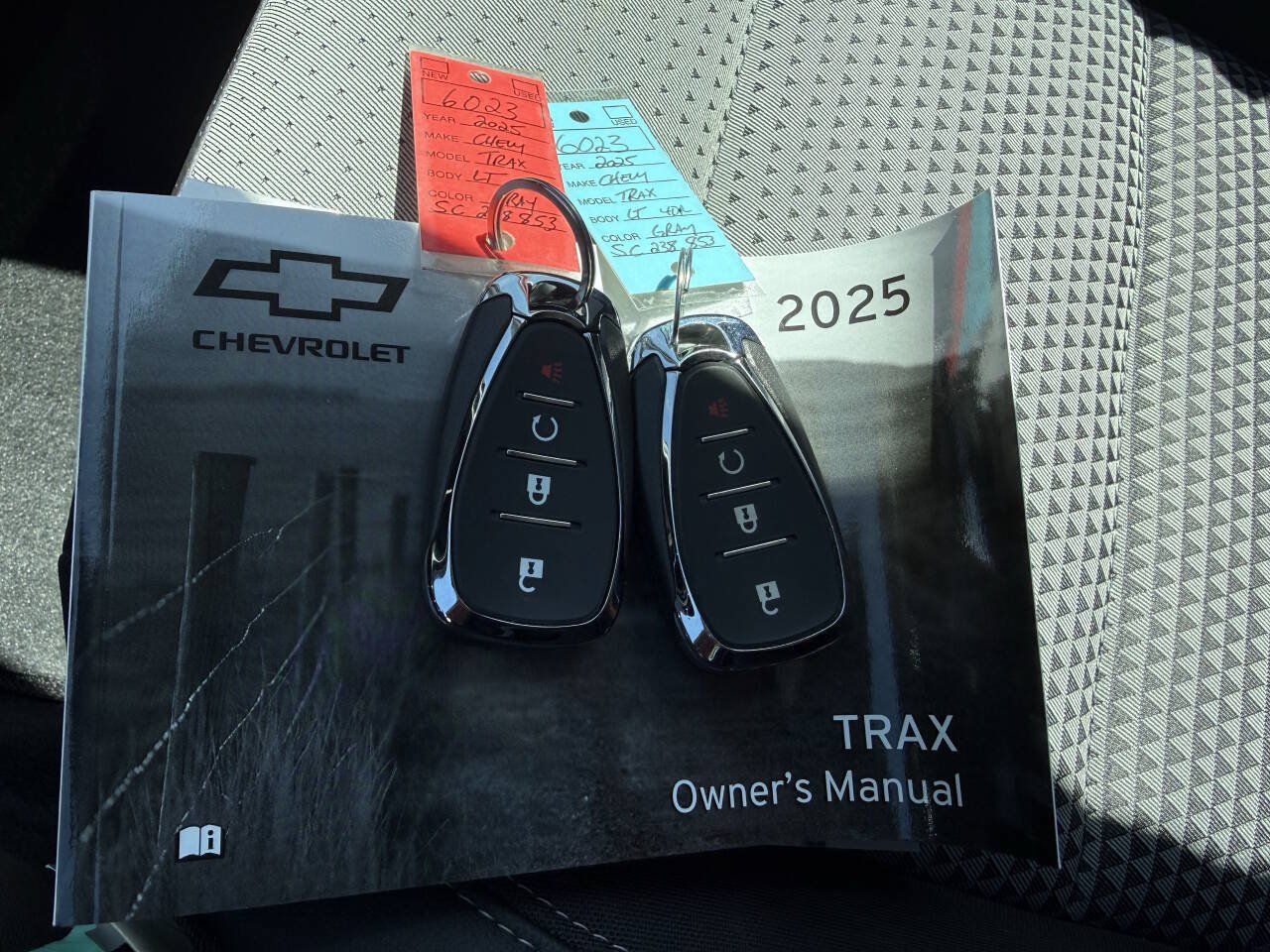 Used 2025 Chevrolet Trax LT w/ LT Convenience Package FWD image 24