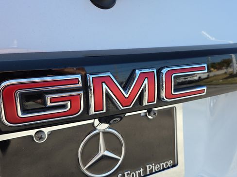 Used 2023 GMC Acadia SLT w/ Elevation Edition image 17