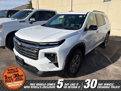 Used 2025 Chevrolet Traverse LT image 1