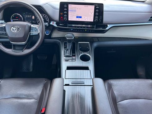 Certified 2023 Toyota Sienna Platinum FWD image 16