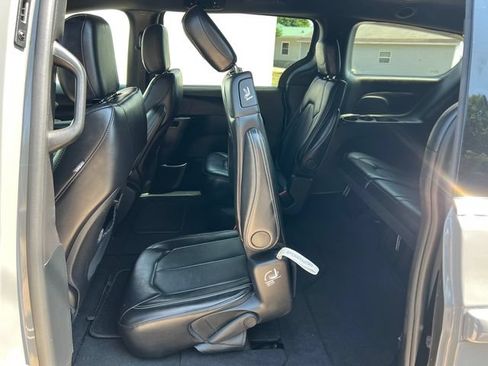 Used 2025 Chrysler Pacifica Select FWD image 5
