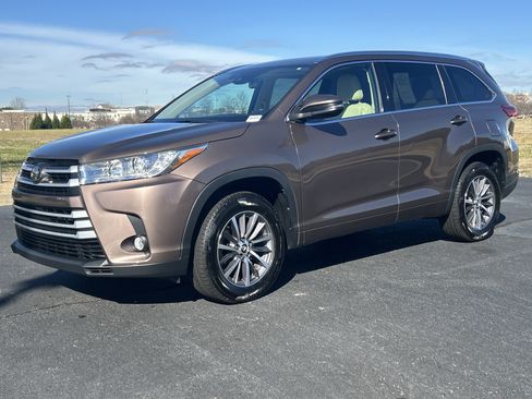 Used 2017 Toyota Highlander XLE image 5