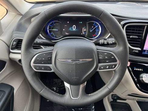 Used 2024 Chrysler Pacifica Limited FWD image 26