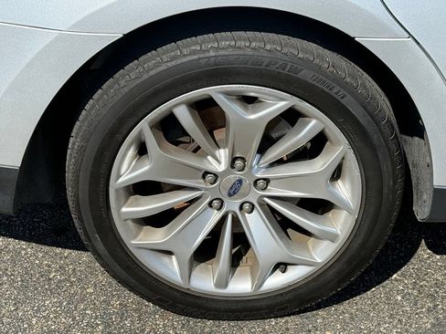 Used 2018 Ford Taurus Limited FWD image 6
