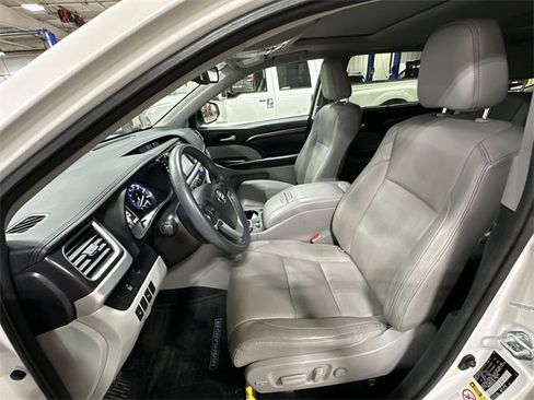 Used 2016 Toyota Highlander Limited image 17