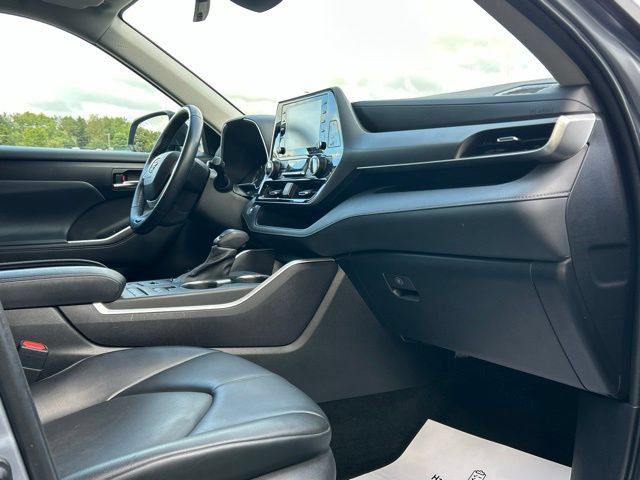 Used 2022 Toyota Highlander XLE AWD/4WD image 31
