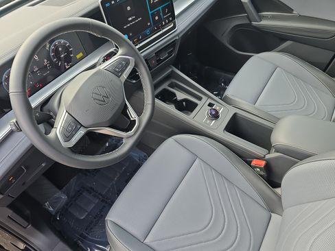 New 2026 Volkswagen Tiguan SE FWD image 16