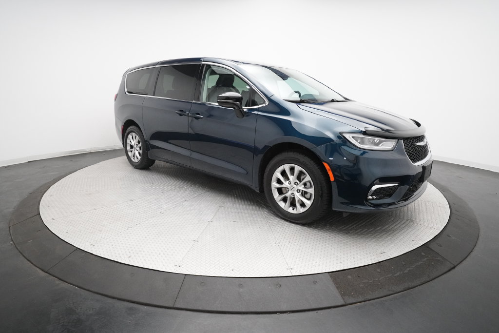 Used 2024 Chrysler Pacifica Touring-L AWD/4WD image 35