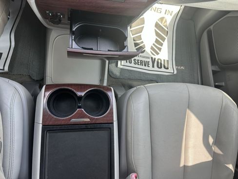 Used 2012 Toyota Sienna XLE FWD image 16