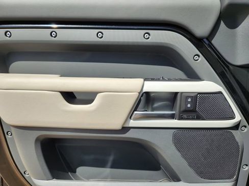 Used 2024 Land Rover Defender 110 SE image 22