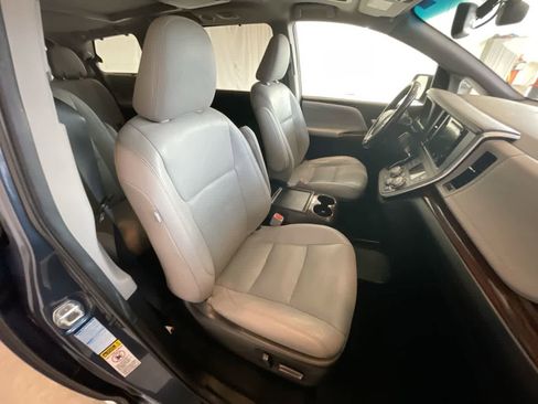 Used 2017 Toyota Sienna Limited Premium image 26