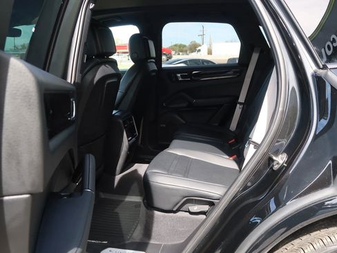 Used 2023 Porsche Cayenne Platinum Edition AWD/4WD image 19