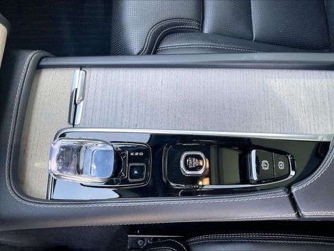 Used 2025 Volvo XC90 T8 Ultra w/ Protection Package Premier AWD/4WD image 19
