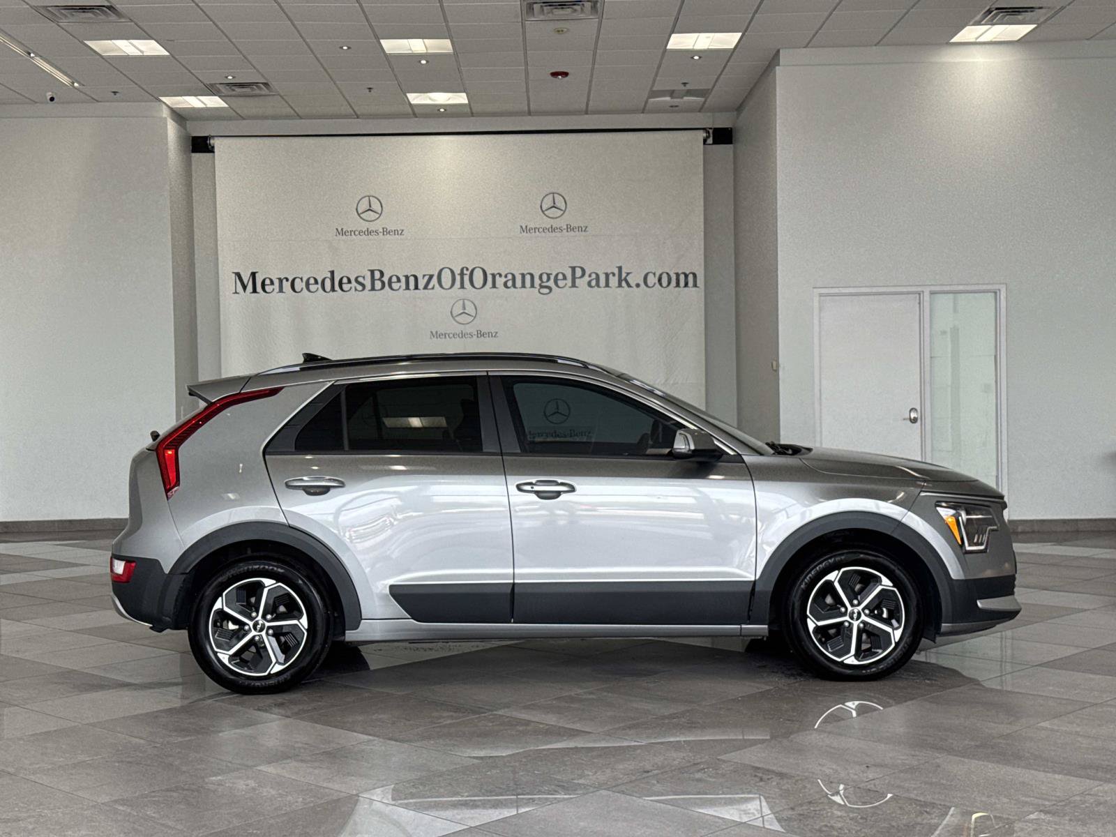 Used 2023 Kia Niro EX FWD image 3
