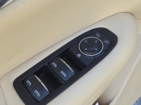 Used 2019 Cadillac XT5 FWD image 17