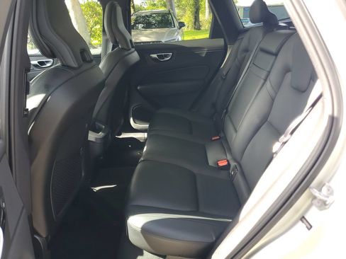 Used 2019 Volvo XC60 T5 Momentum w/ Protection Package FWD image 11