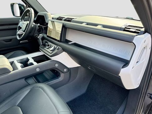 Used 2025 Land Rover Defender 110 S image 31