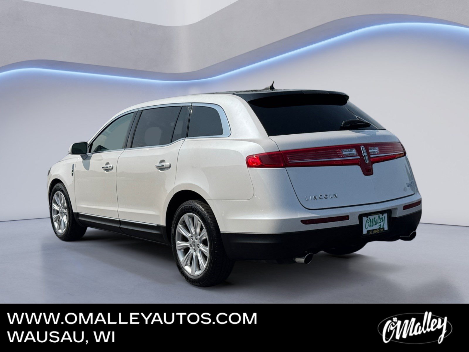 Used 2019 Lincoln MKT AWD image 3