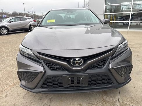 Used 2023 Toyota Camry SE image 2