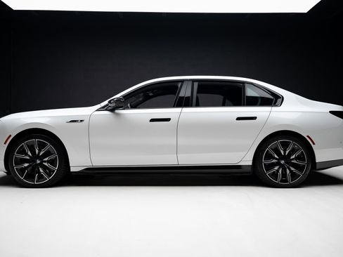 Used 2024 BMW i7 M70 AWD/4WD image 18