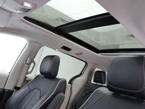 Used 2024 Chrysler Pacifica Limited FWD image 17