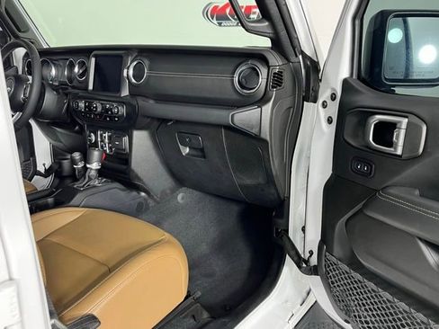 Used 2023 Jeep Wrangler Unlimited Sahara AWD/4WD image 28