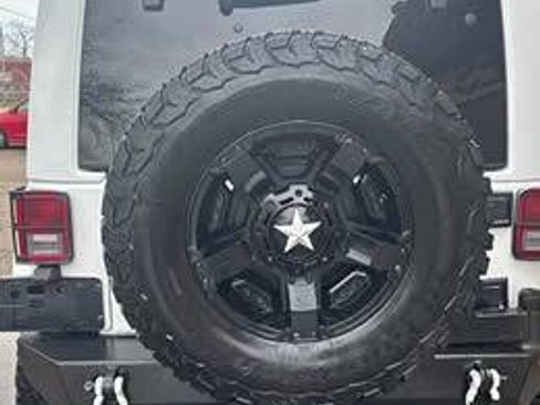 Used 2017 Jeep Wrangler Sahara image 4