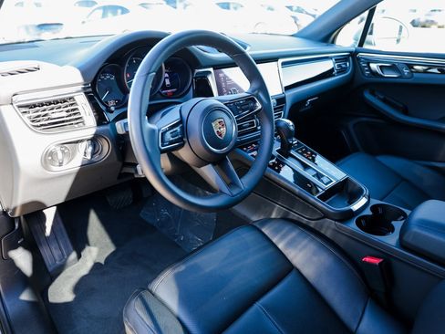 Certified 2025 Porsche Macan image 4