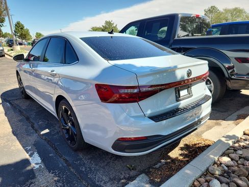 Used 2025 Volkswagen Jetta SE FWD image 4