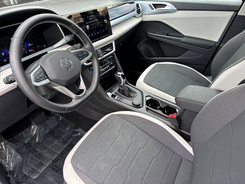 Used 2025 Volkswagen Taos SE w/ Panoramic Sunroof Package image 9