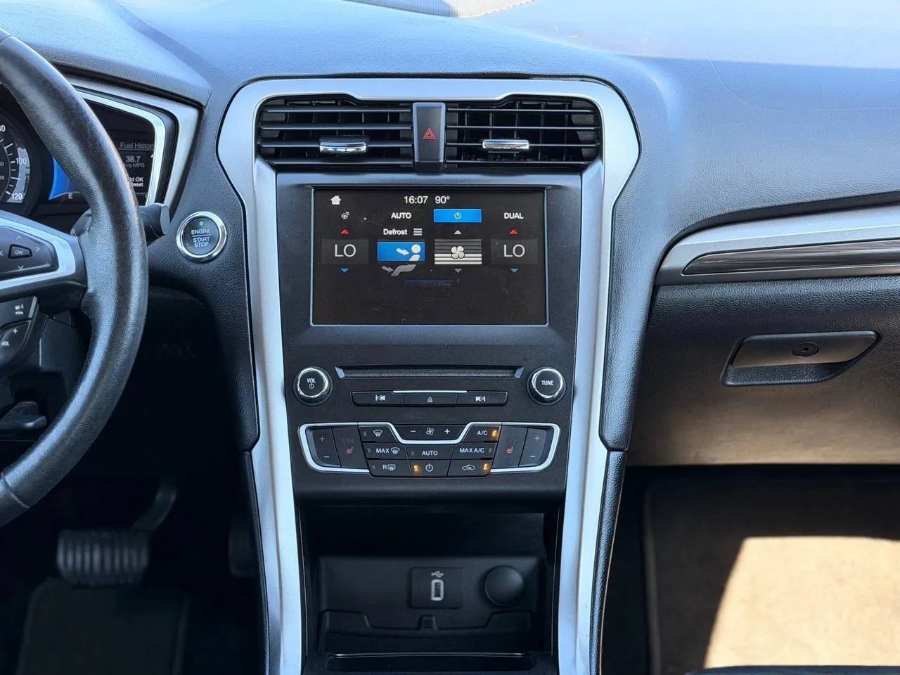 Used 2017 Ford Fusion SE w/ Equipment Group 602A FWD image 42