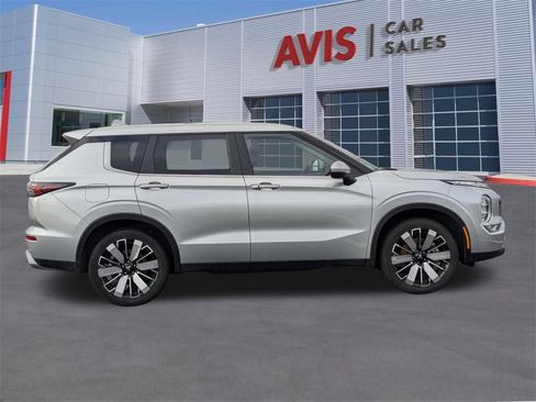Used 2025 Mitsubishi Outlander SE image 7