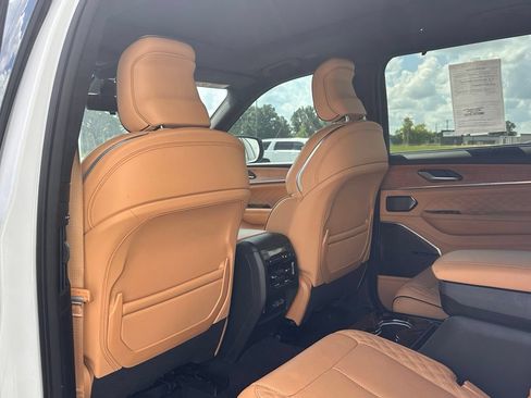 Used 2023 Jeep Grand Cherokee L Summit AWD/4WD image 12
