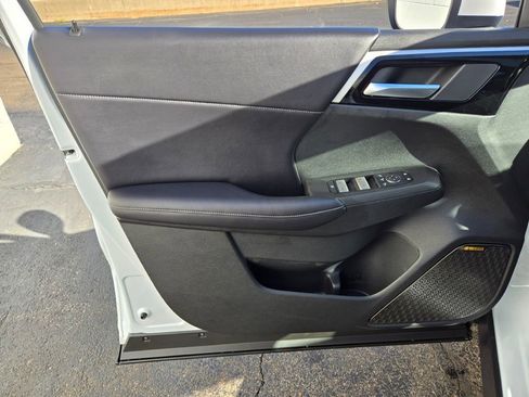 New 2025 Mitsubishi Outlander SE image 19