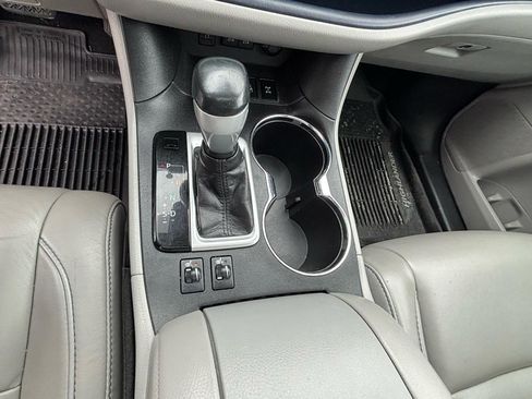 Used 2018 Toyota Highlander XLE AWD/4WD image 16
