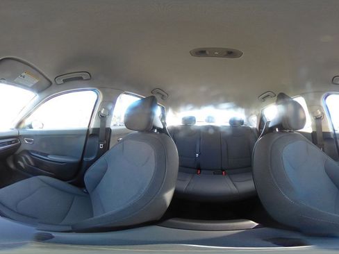 Used 2025 Kia K4 LXS image 41