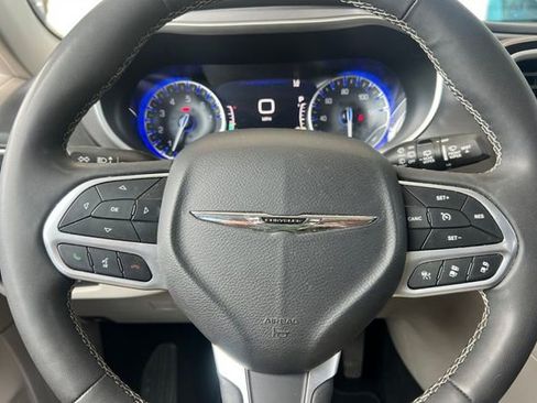Used 2023 Chrysler Pacifica Touring-L FWD image 29