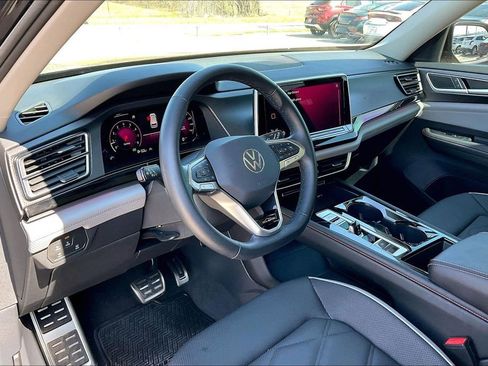 Used 2025 Volkswagen Atlas Peak Edition SE AWD/4WD image 14