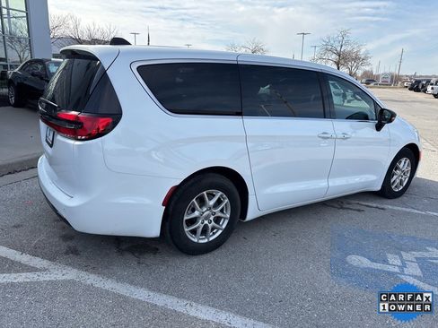 Used 2025 Chrysler Pacifica Select image 33