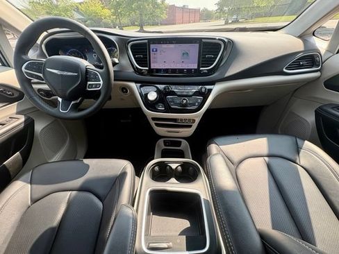 Used 2024 Chrysler Pacifica Touring-L FWD image 28
