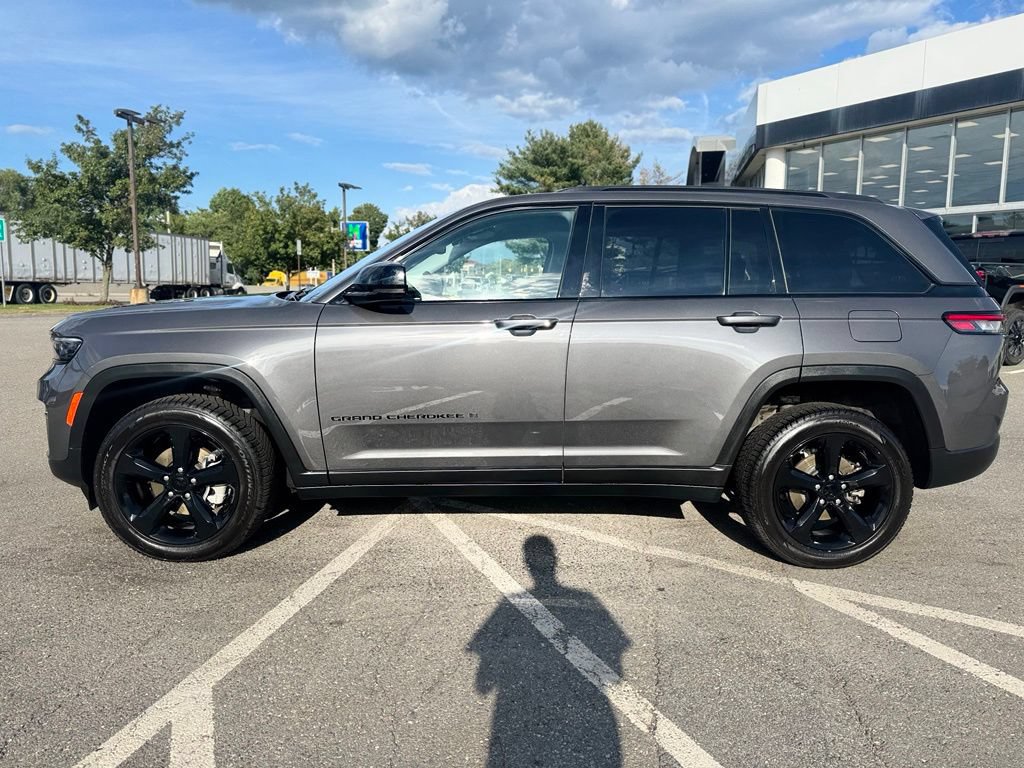 Used 2024 Jeep Grand Cherokee Limited w/ Black Appearance Package AWD/4WD image 2