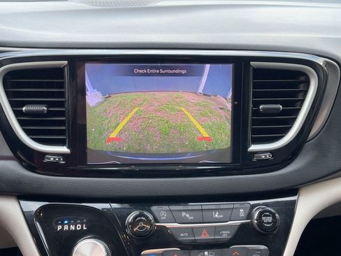 Used 2021 Chrysler Pacifica Touring-L image 20