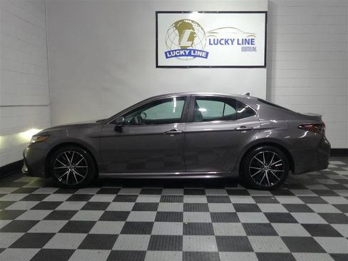 Used 2022 Toyota Camry SE w/ Cold Weather Package FWD image 7