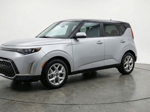 Used 2025 Kia Soul LX w/ LX Technology Package image 3