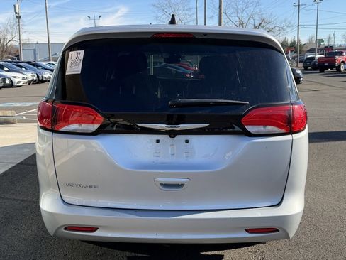 Used 2023 Chrysler Voyager LX image 6
