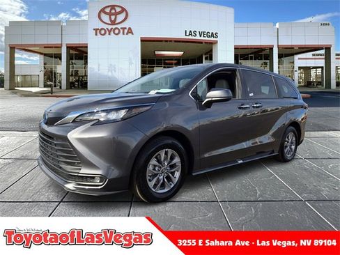 Used 2025 Toyota Sienna XLE image 1