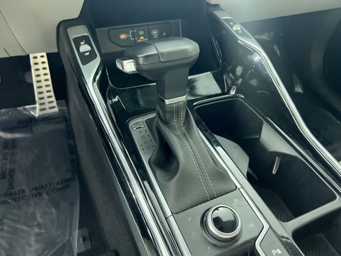 Certified 2025 Kia Sorento SX image 24